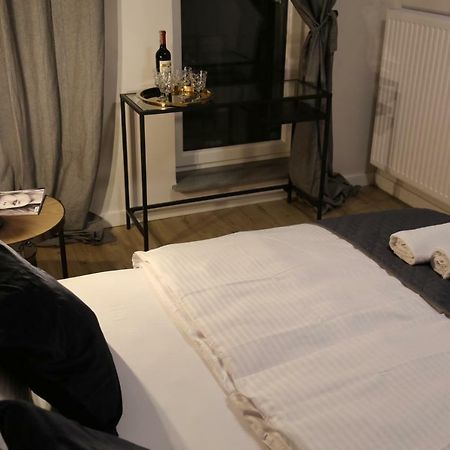 Concept Red Apartment Cracovie Extérieur photo